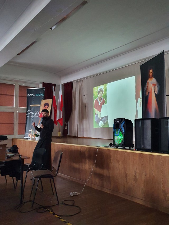  Relikwie bł. Karola w SP1 w Nidzicy 