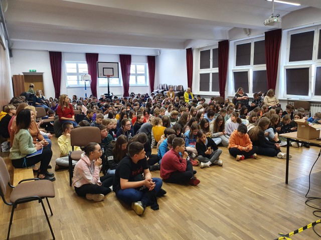  Relikwie bł. Karola w SP1 w Nidzicy 