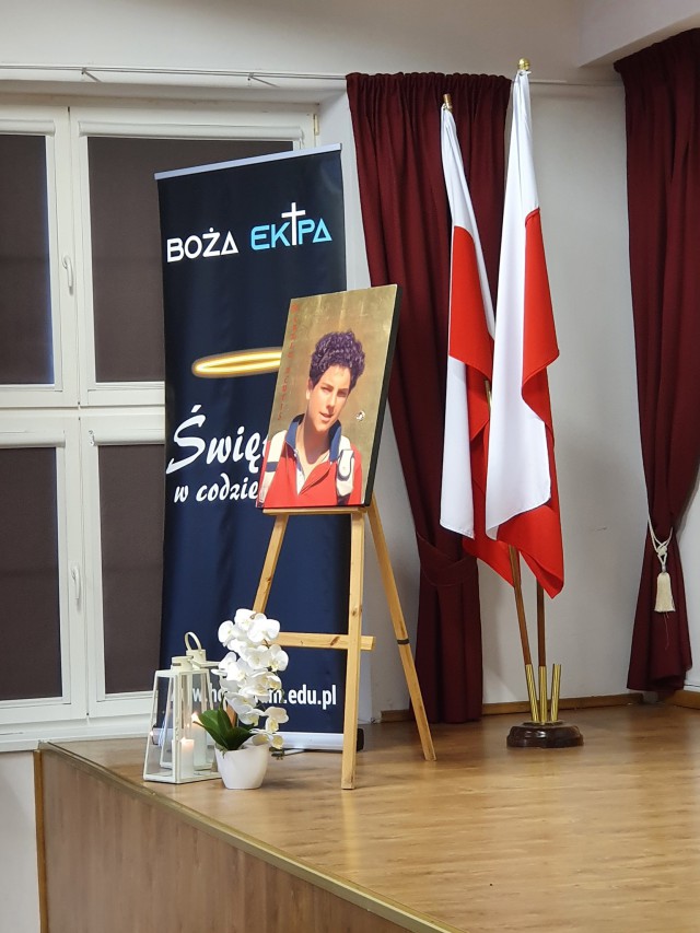  Relikwie bł. Karola w SP1 w Nidzicy 