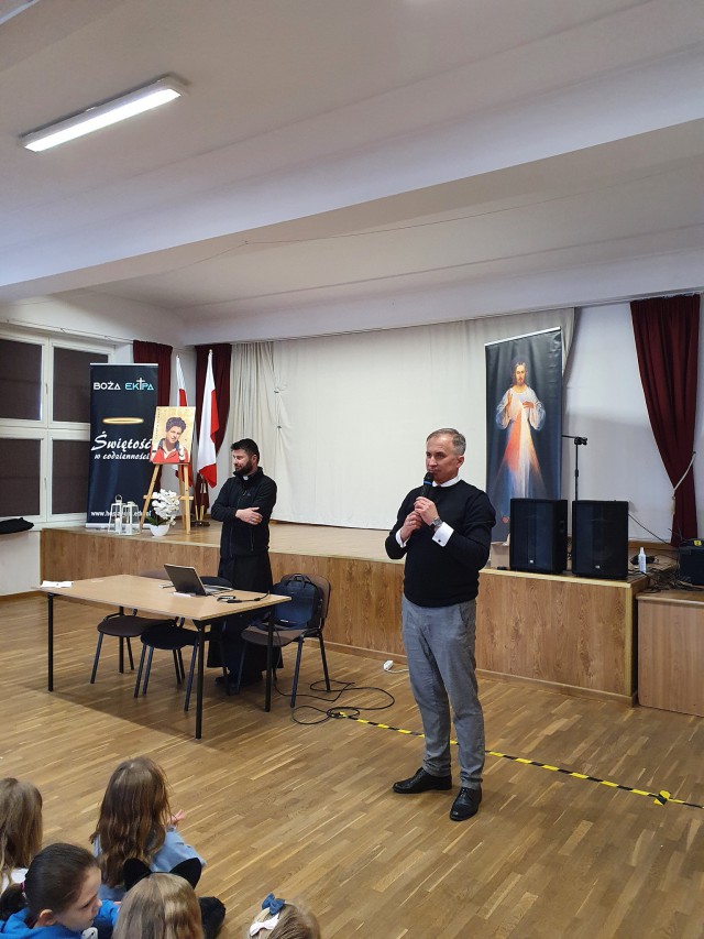  Relikwie bł. Karola w SP1 w Nidzicy 