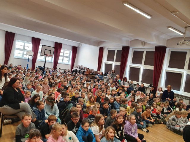  Relikwie bł. Karola w SP1 w Nidzicy 