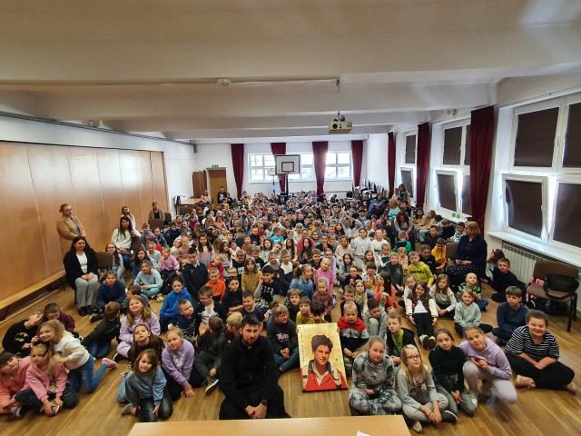  Relikwie bł. Karola w SP1 w Nidzicy 