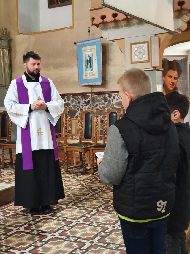  Relikwie bł. Karola - spotkania z uczniami SP1 w Nidzicy 