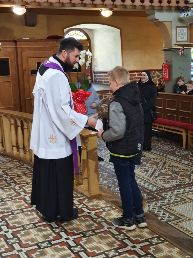  Relikwie bł. Karola - spotkania z uczniami SP1 w Nidzicy 
