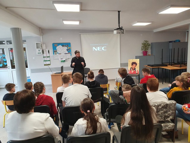  Relikwie bł. Karola - spotkanie z uczniami SOSW w Nidzicy 