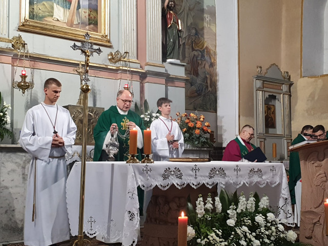  Liturgiczne objęcie Parafii przez nowego Proboszcza ks. Piotra Srogę 
