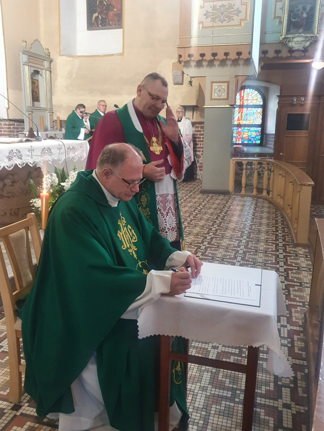 Liturgiczne objęcie Parafii przez nowego Proboszcza ks. Piotra Srogę