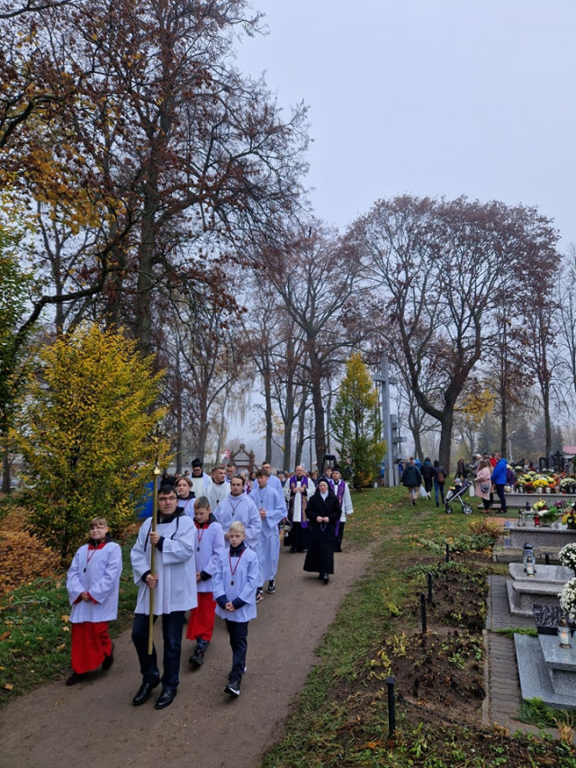  Procesja za zmarłych na nidzickim cmentarzu 