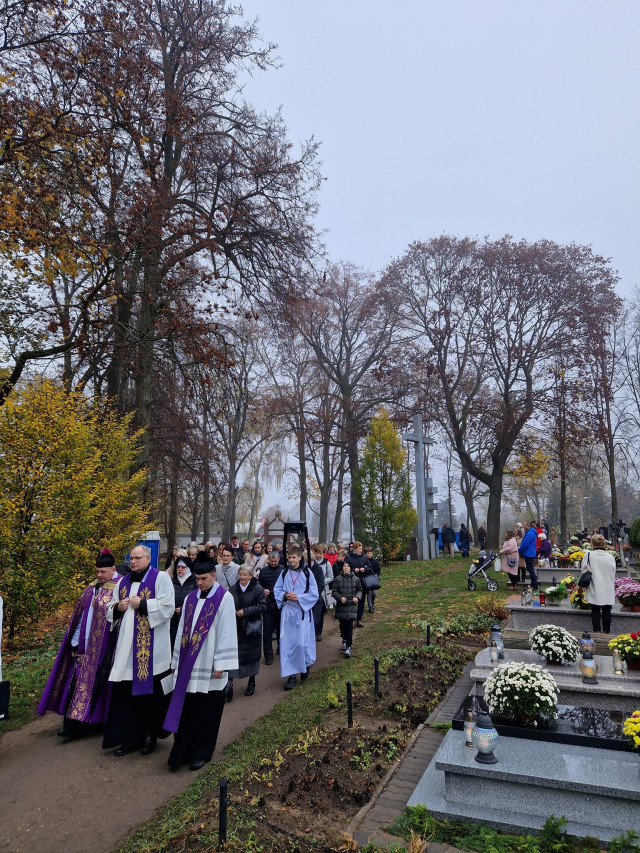  Procesja za zmarłych na nidzickim cmentarzu 