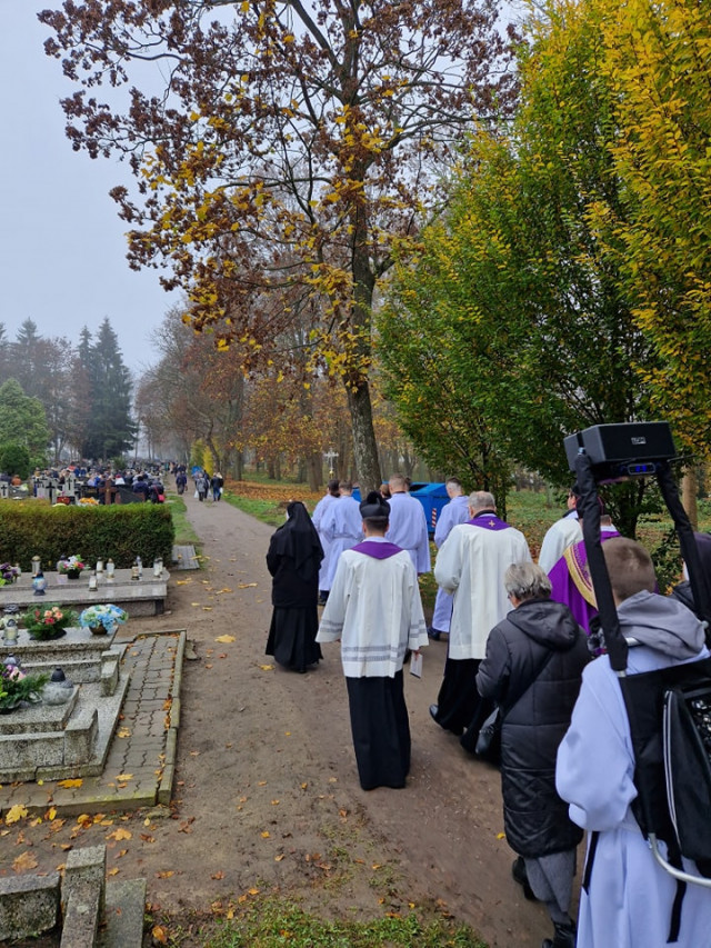  Procesja za zmarłych na nidzickim cmentarzu 