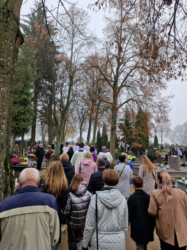  Procesja za zmarłych na nidzickim cmentarzu 