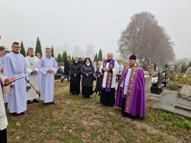  Procesja za zmarłych na nidzickim cmentarzu 