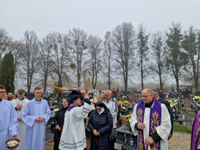  Procesja za zmarłych na nidzickim cmentarzu 