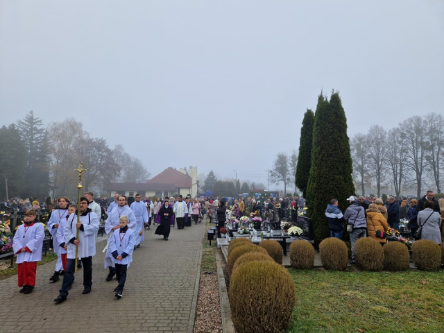  Procesja za zmarłych na nidzickim cmentarzu 