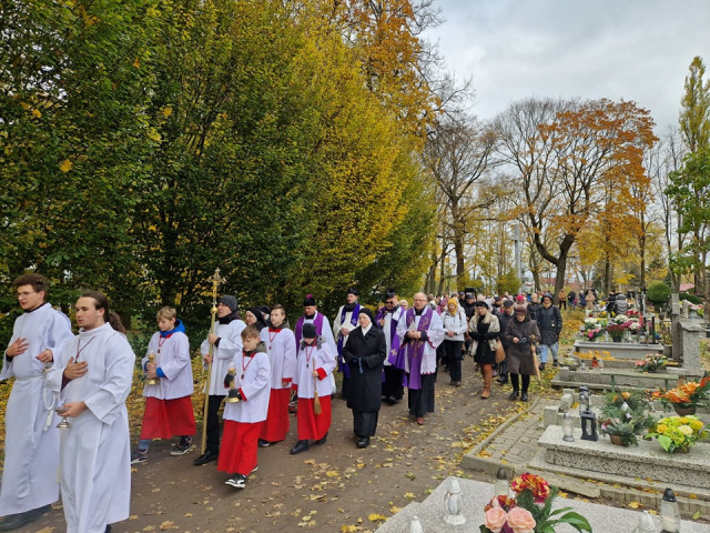  Procesja za zmarłych na nidzickim cmentarzu 