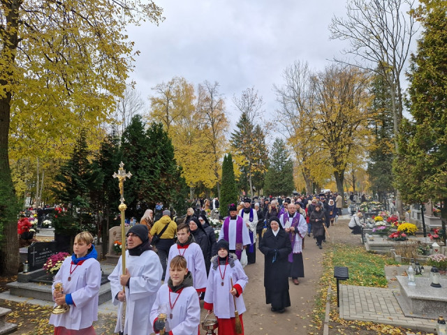  Procesja za zmarłych na nidzickim cmentarzu 