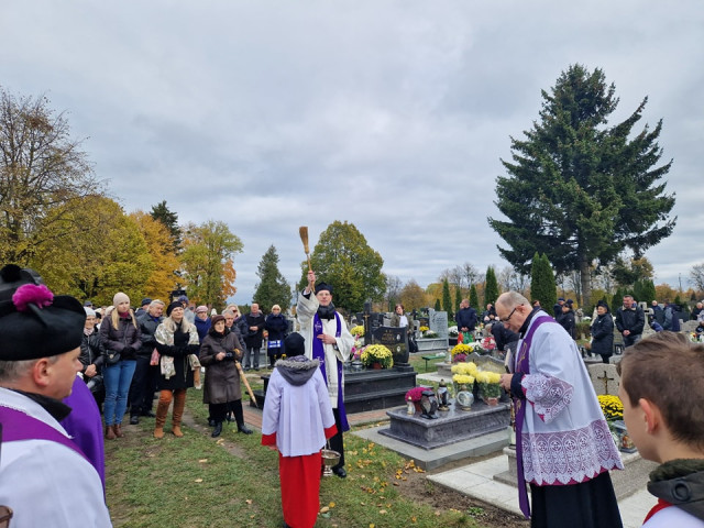  Procesja za zmarłych na nidzickim cmentarzu 