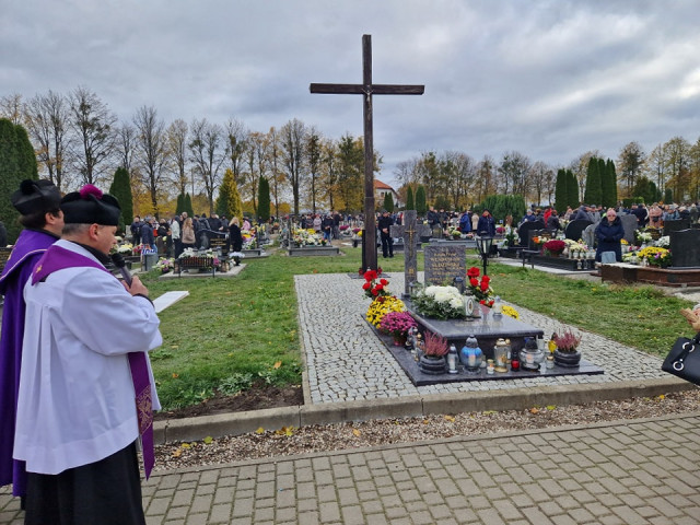  Procesja za zmarłych na nidzickim cmentarzu 