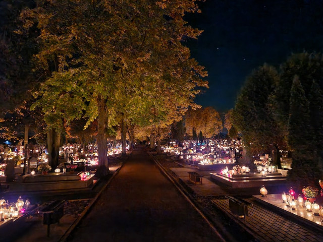 Nidzicki cmentarz nocą