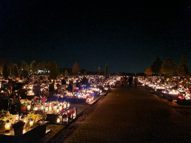  Nidzicki cmentarz nocą 