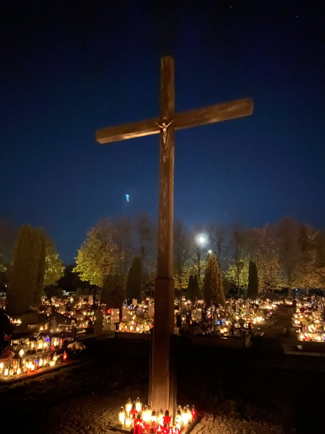  Nidzicki cmentarz nocą 