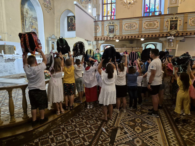  Błogosławieństwo uczniów oraz ich przyborów szkolnych 