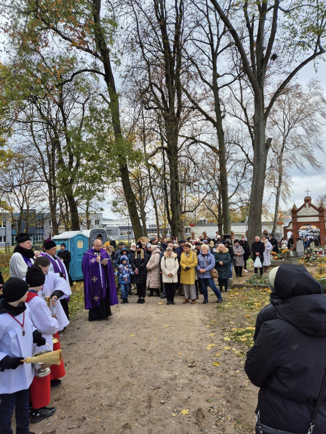  Procesja za zmarłych na nidzickim cmentarzu 