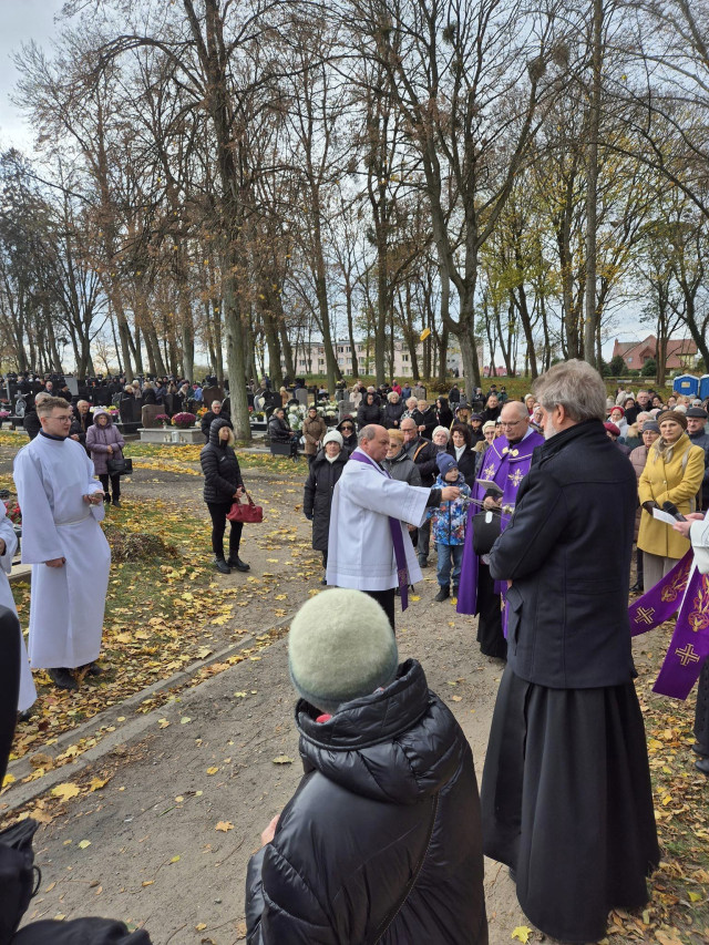  Procesja za zmarłych na nidzickim cmentarzu 