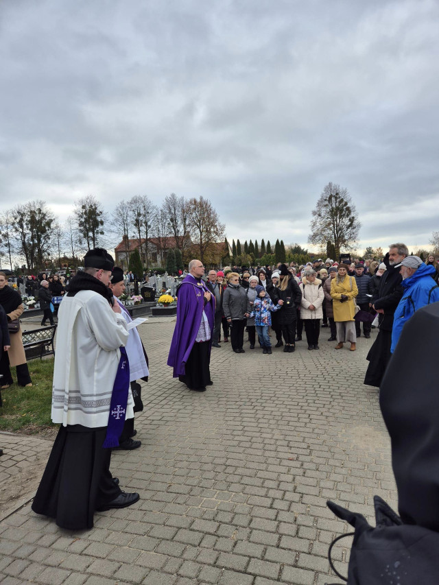  Procesja za zmarłych na nidzickim cmentarzu 