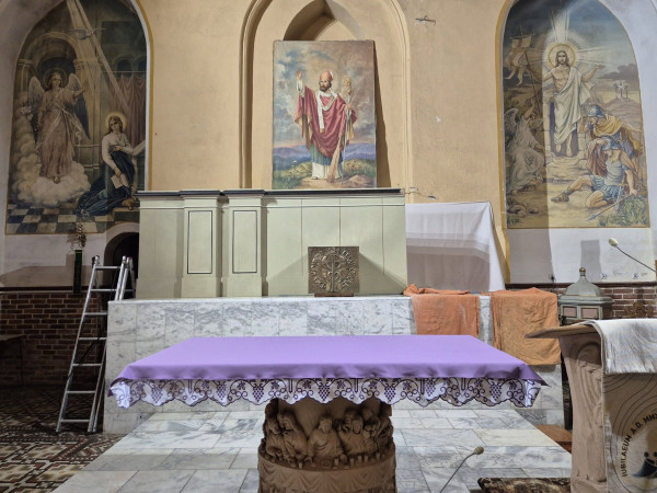  I etap renowacji ołtarza - montaż predelli (marzec 2025) / fot. xMP 
