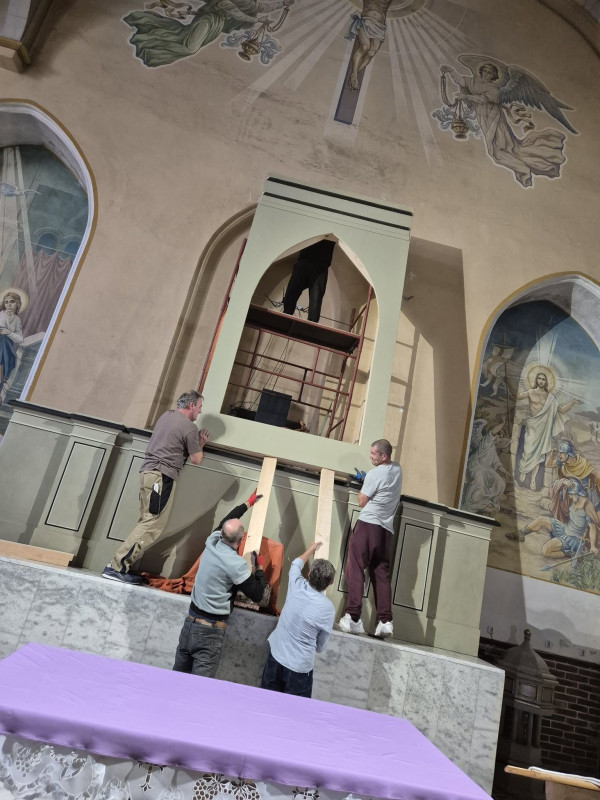 II etap renowacji ołtarza - montaż korpusu i obrazu NMP Niepokalanej (wrzesień 2025) / fot. xMP 