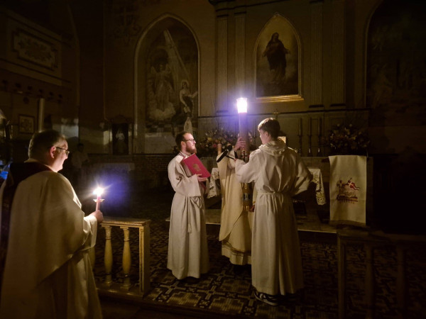 Niedziela Zmartwychwstania: Wigilia Paschalna w Wielką Noc